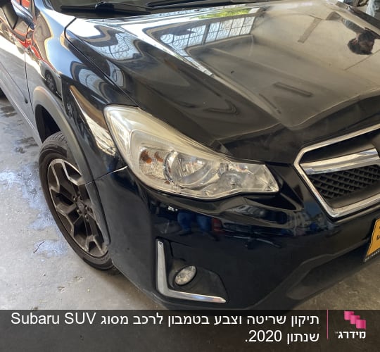 חזית רכב שחור עם פנס קדמי גלוי